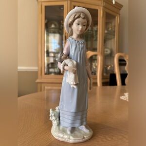 LLADRO - 5045 - Belinda w/her Doll - RETIRED - Perfect condition - NO BOX
